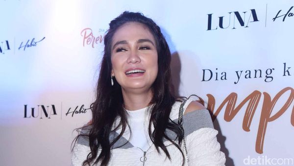 Luna Maya Sumringah Banget Sih!