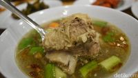 Hujan-hujan Enaknya Makan Semangkuk Sup Iga Hangat