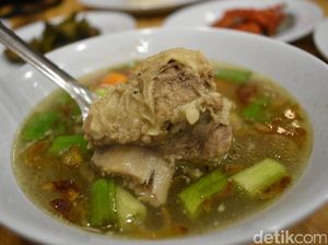 Hujan-hujan Enaknya Makan Semangkuk Sup Iga Hangat Hujan-hujan Enaknya Makan Semangkuk Sup Iga Hangat