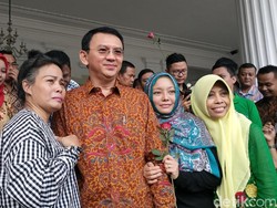 Ahok Tidak akan Larang Warga Kirim Karangan Bunga ke Balai Kota