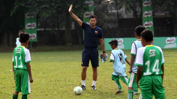 Pelatih FCB Escola Latih 16 Pemain Milo Football Championship