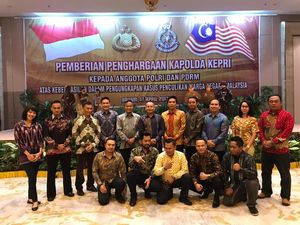 Kapolda Riau Beri Penghargaan kepada 38 Polisi Malaysia Kapolda Riau Beri Penghargaan kepada 38 Polisi Malaysia