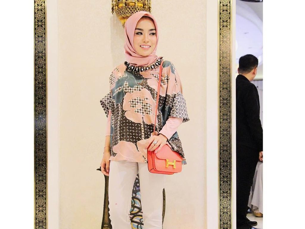 Medina Zein, Kartini Milenial Berhijab yang Jadi Miliuner di Usia 24 Medina Zein, Kartini Milenial Berhijab yang Jadi Miliuner di Usia 24
