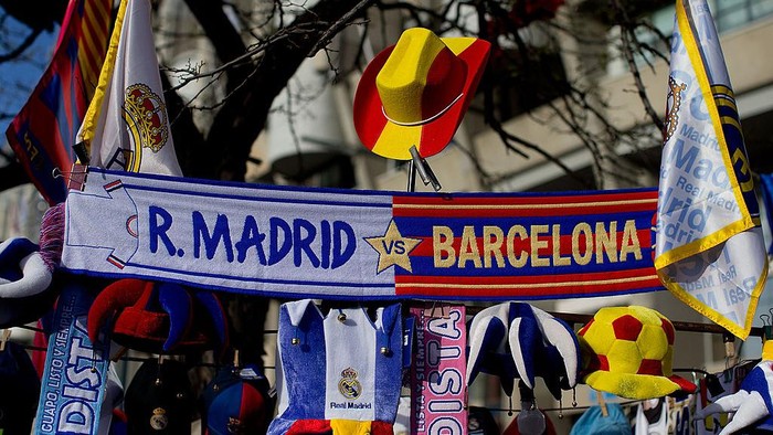 MADRID, SPAIN - MARCH 23: Real Madrid and Barcelona scarves are displayed outside the ground prior to the La Liga match between Real Madrid CF and FC Barcelona at the Bernabeu on March 23, 2014 in Madrid, Spain.  (Photo by Gonzalo Arroyo Moreno/Getty Images)