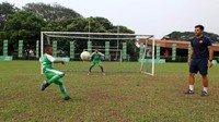 Salah satu pemain terbaik sedang menunjukkan kemampuan di hadapan Jordi Fernandez.