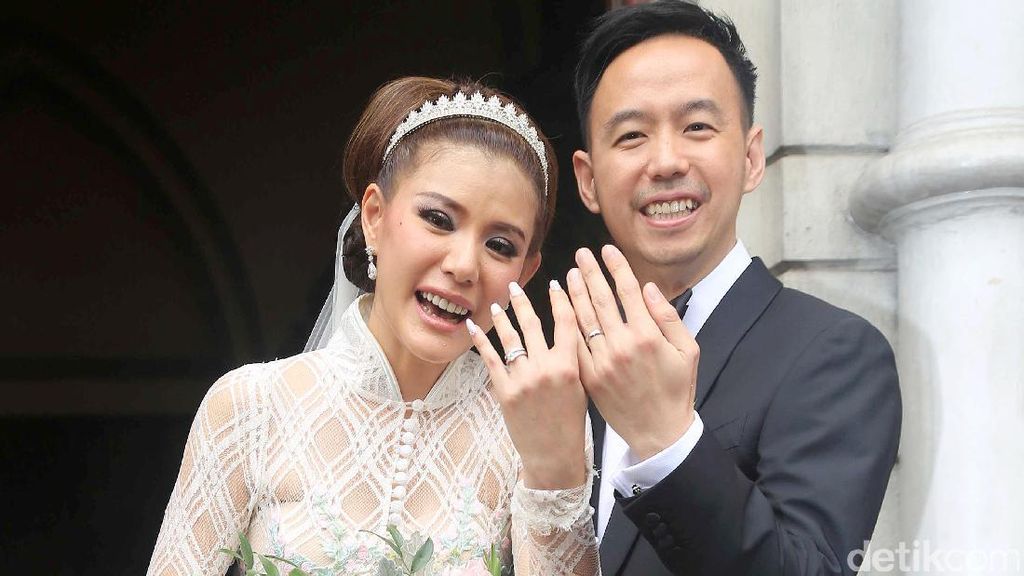 Mimpi Olga Lydia Menikah di Gereja Katedral Terwujud Mimpi Olga Lydia Menikah di Gereja Katedral Terwujud