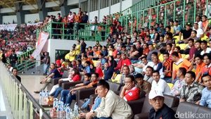 Momen Anies-Sandiaga Kompak Nonton Persija di Stadion Patriot