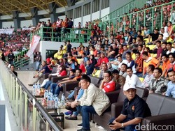 Momen Anies-Sandiaga Kompak Nonton Persija di Stadion Patriot