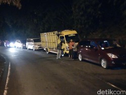 Jalur Garut-Bandung Macet Akibat 3 Mesin Muatan Truk Terjatuh