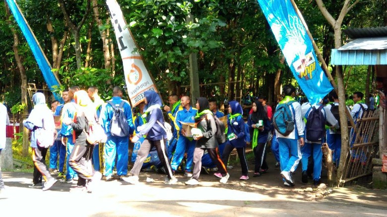1.000 Pelajar dan Mahasiswa Hijaukan Hutan Klotok Kediri 1.000 Pelajar dan Mahasiswa Hijaukan Hutan Klotok Kediri