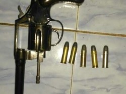 Warga Pidie Serahkan 1 Pucuk Pistol Sisa Konflik Aceh ke Polisi