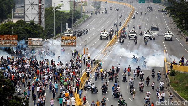 Demo Tuntut Presiden Venezuela Mundur Berakhir Rusuh