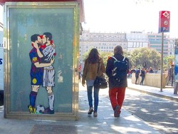 Cinta Itu Buta, Ronaldo dan Messi pun Berciuman