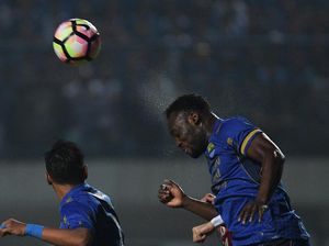Essien Cetak Gol, Persib Diimbangi PS TNI 2-2