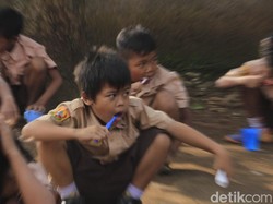 Cegah Karies, Siswa SD di Majalaya Bandung Sikat Gigi Massal