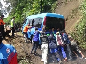 Jalan Menuju Wisata Gunung Bromo Kembali Longsor