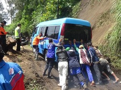 Jalan Menuju Wisata Gunung Bromo Kembali Longsor