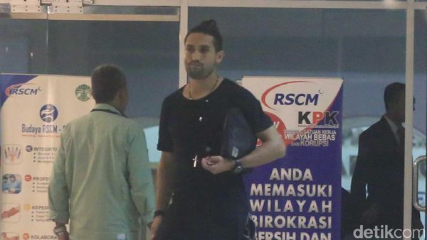 Gaston Castano Kembali Jenguk Julia Perez