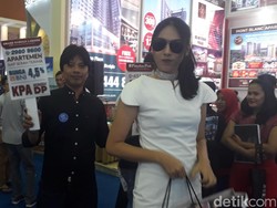 Model Cantik Curi Perhatian Pengunjung Pameran Properti