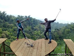 Mendebarkan! Selfie di Atas Jurang di Lembah Cinta Mojokerto