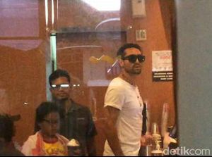 Bawa Donat, Gaston Castano Kembali Jenguk Julia Perez