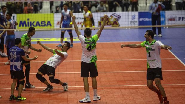 Pebola voli putra Jakarta Pertamina Energi Alexander meluapkan kegembiraan usai mencetak angka dari tim Palembang Bank Sumselbabel saat pertandingan Final Proliga 2017 di Gor Amongrogo Yogyakarta, DI Yogyakarta, Minggu (23/4). Jakarta Pertamina Energi menang dengan skor 3-0 (24-26, 15-25, 12-25). ANTARA FOTO/Hendra Nurdiyansyah/pd/17.