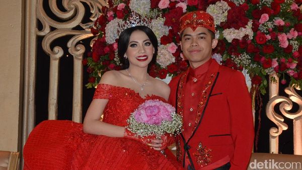 Senyum Bahagia Kezia Karamoy dan Axcel Narang di Resepsi Pernikahan