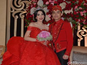 Senyum Bahagia Kezia Karamoy dan Axcel Narang di Resepsi Pernikahan