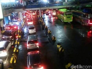 Libur Panjang, Pelabuhan Merak Dipadati Penumpang