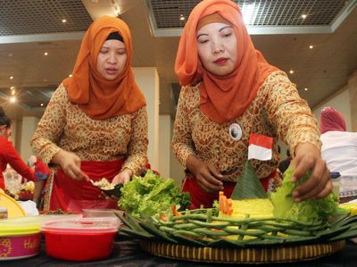 Serunya Meracik Tumpeng dari Olahan Laut