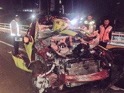 2 Sedan Remuk dalam Tabrakan di Slipi, Pengemudi Dilarikan ke RS