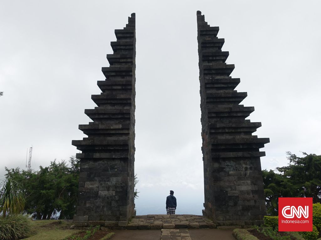 Lancong Semalam - Wisata Santai Berbudaya di Karesidenan Surakarta Candi Cetho adalah salah satu destinasi wisata yang menarik untuk di kunjungi di kabupaten Karanganyar.