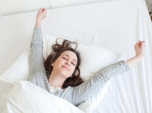 8 Gerakan Peregangan yang Bisa Kamu Lakukan Setelah Bangun Tidur