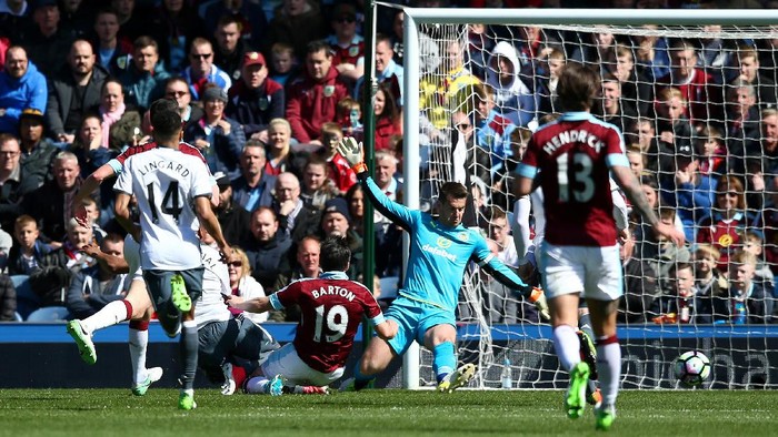 Martial dan Rooney Bawa MU Ungguli Burnley 2-0
