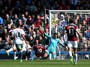 Martial dan Rooney Bawa MU Ungguli Burnley 2-0