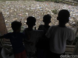 Warga Sapan Bandung Keluhkan Tumpukan Sampah di Sungai Cikeruh