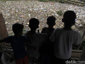 Warga Sapan Bandung Keluhkan Tumpukan Sampah di Sungai Cikeruh Warga Sapan Bandung Keluhkan Tumpukan Sampah di Sungai Cikeruh