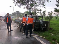 Tabrak Pembatas Jalan, L300 Terbakar di Tol Porong