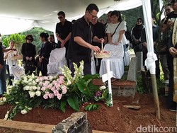 Isak Tangis Ibu dan Calon Suami di Pemakaman Presenter TV Natasha
