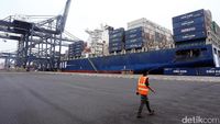 Kapal CMA-CGM Otello Berlabuh di Priok