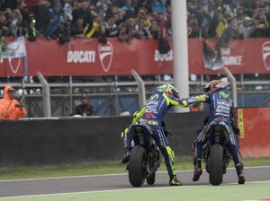 Motornya Bersenggolan, Ini Komentar Rossi dan Vinales