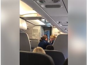 Lirik Wanita Lain di Pesawat, Pria Ini Dihantam Laptop Pacarnya