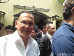 Roy Marten Hadiri Ibadah Pemakaman Presenter TV Natasha