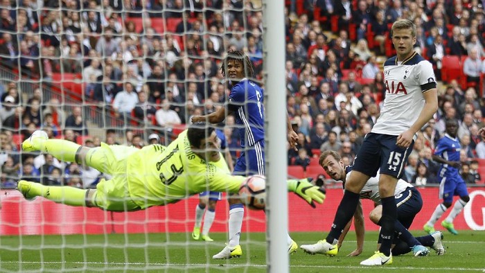 Britain Soccer Football - Tottenham Hotspur v Chelsea - FA Cup Semi Final - Wembley Stadium - 22/4/17 Tottenhams Harry Kane scores their first goal past Chelseas Thibaut Courtois  Reuters / Peter Nicholls Livepic EDITORIAL USE ONLY. No use with unauthorized audio, video, data, fixture lists, club/league logos or 