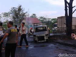 Mobil Terbakar setelah Tabrak Trotoar di Palembang, Sopir Tewas