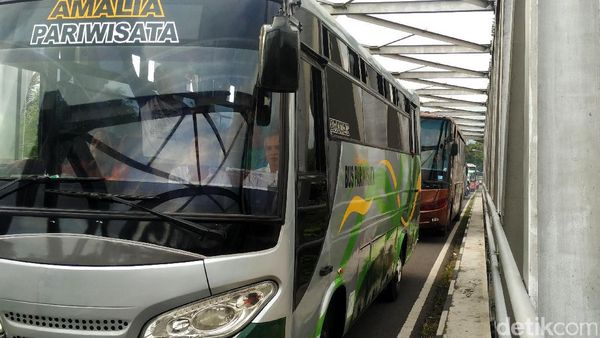 Penumpukan Kendaraan di Atas Jembatan Kretek