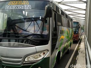 Penumpukan Kendaraan di Atas Jembatan Kretek