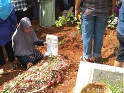 Isak Tangis Keluarga Iringi Pemakaman Pendaki yang Tewas di Dieng