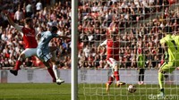 Nacho Monreal membobol gawang Manchester City di menit ke-71. Reuters/John Sibley.