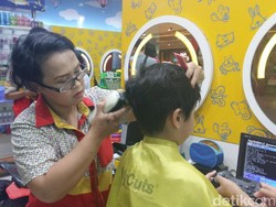 Ini Yulia, Barber Woman Pencukur Rambut Cucu Jokowi